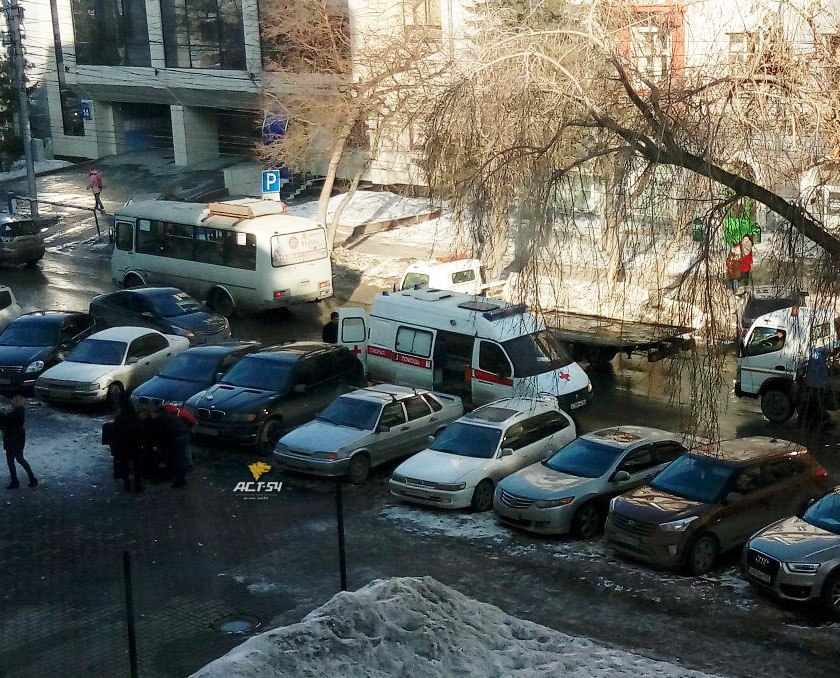 Глыба снега и льда упала на парня в центре Новосибирска