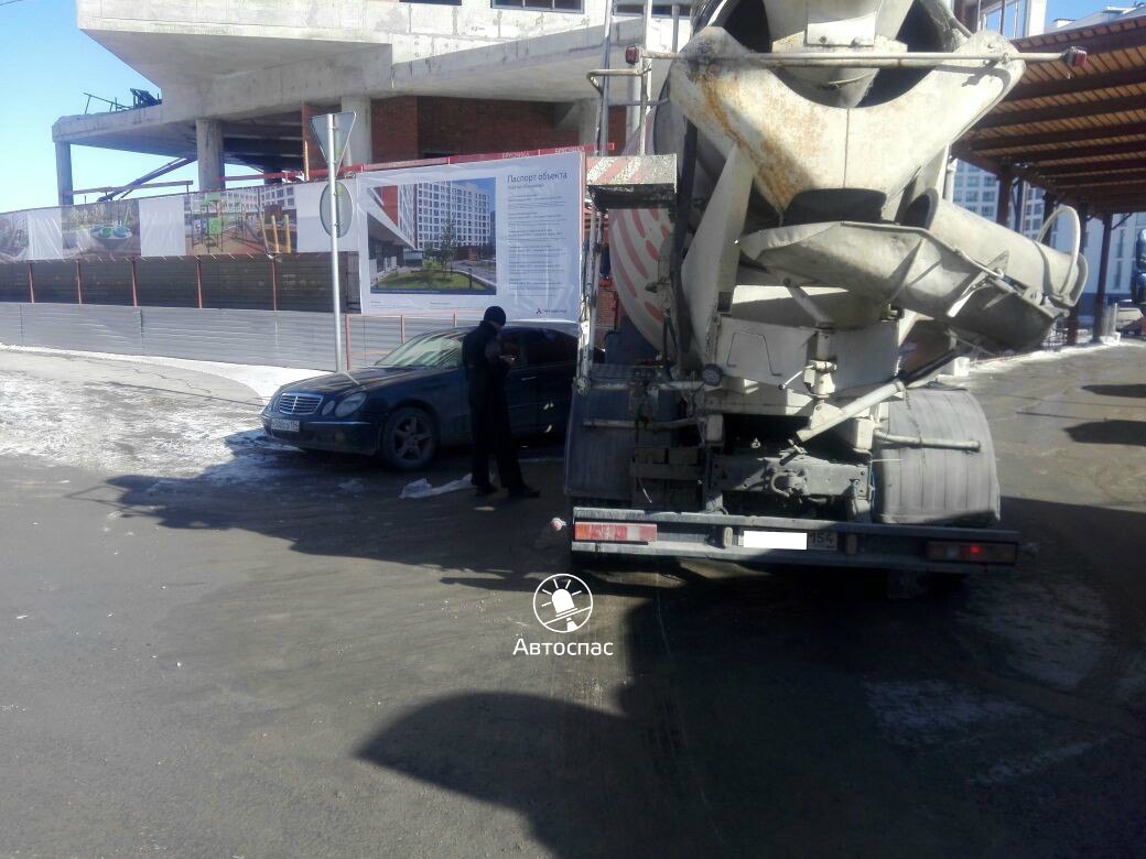 Новосибирск: водитель «КамАЗа» протаранил припаркованный Mercedes
