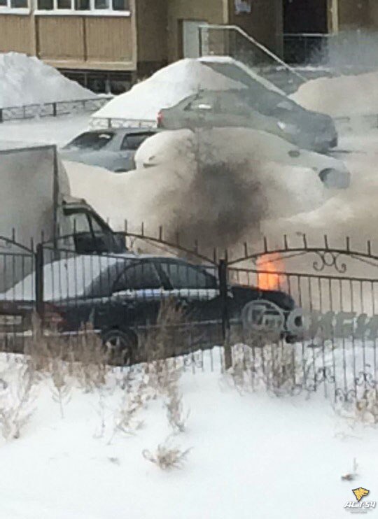 Тракторист попытался потушить горящий Mercedes-Benz в Новосибирске