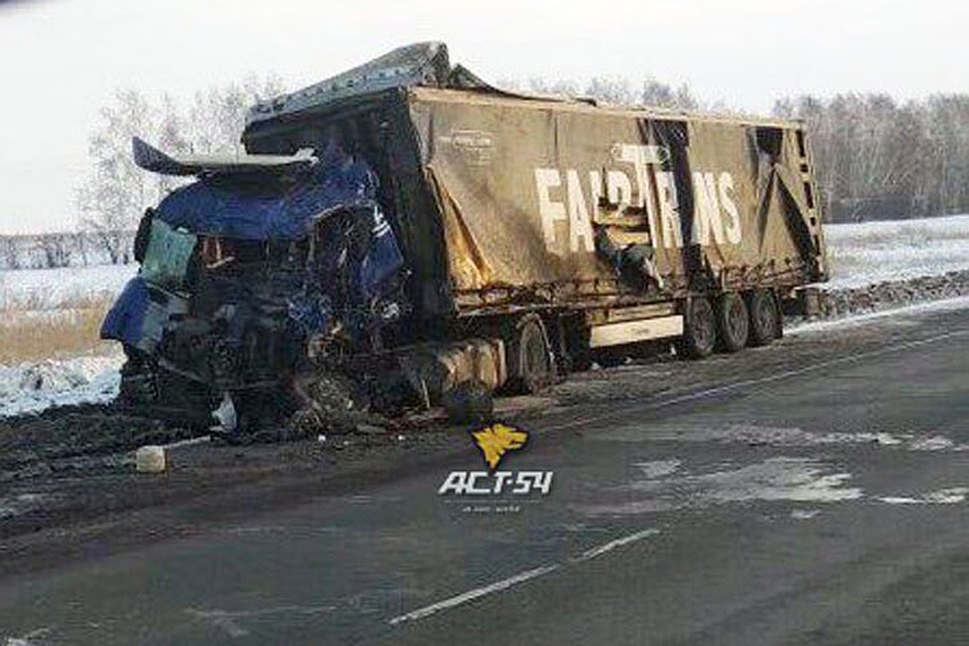 Водители погибли в лобовом ДТП двух фур на трассе в Новосибирской области