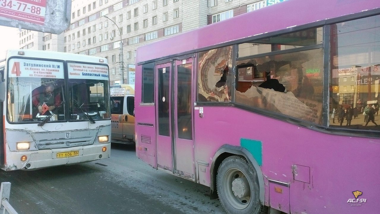 На остановке в Новосибирске произошло ДТП двух автобусов
