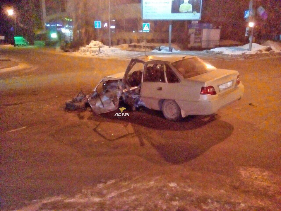 Массовое ДТП четырёх автомобилей произошло у ТЦ «Москва» в Новосибирске