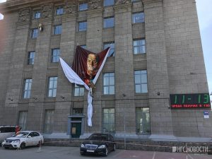 На фасаде мэрии Новосибирска разместили портрет великого полководца‍