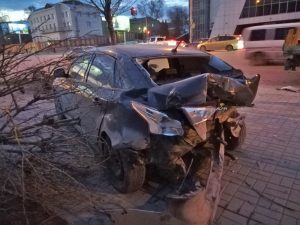От удара Hyundai «Форд» выкорчевал дерево в Новосибирске‍