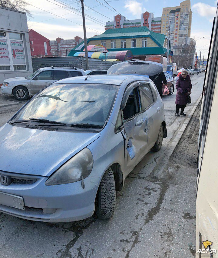 ДТП в Новосибирске: столкнулись легендарный трамвай № 13 и Honda