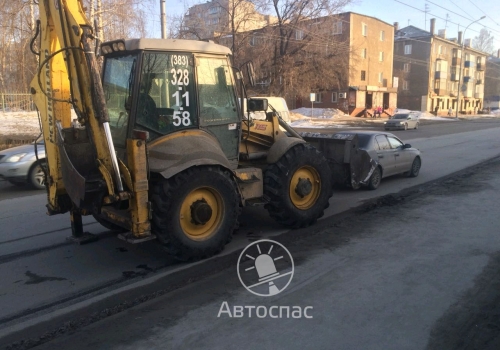 На Бориса Богаткова в Новосибирске произошло ДТП трактора и «Toyota»