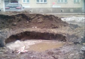 Уже полтора месяца на детской площадке Новосибирска стоит открытая яма