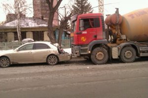 В центре Новосибирска водитель грузовика "догнал" «Тойоту»