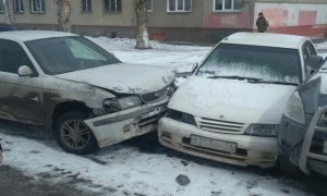 Новосибирец догнал и задержал лихача, который въехал в припаркованные машины