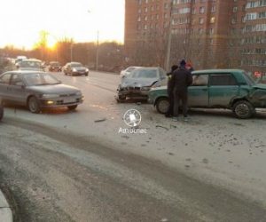 Тройное ДТП в Новосибирске устроил пенсионер на Тойоте, выезжая с АЗС