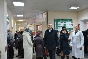 В Новосибирске Травников раскритиковал очереди в поликлиниках и call-центр