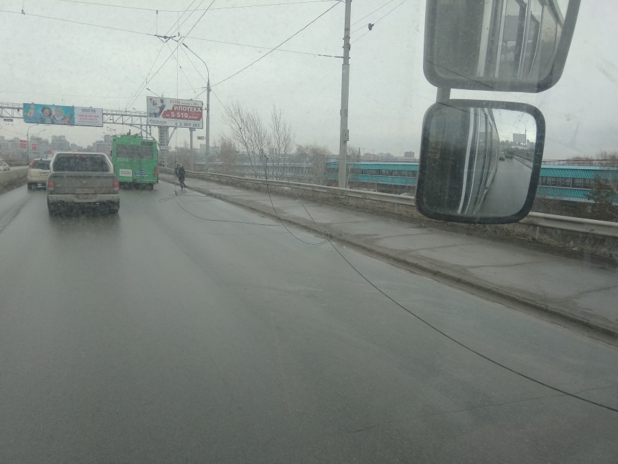 Днем в Новосибирске из-за обрыва проводов образовалась пробка