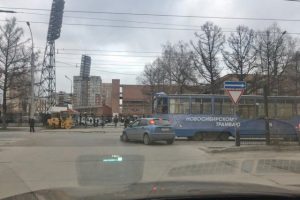 Форд Фокус протаранил легендарный трамвай №13 в Новосибирске‍