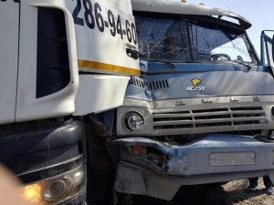Водитель мусоровоза погиб под колесами КамАЗа