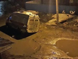 Карета скорой помощи в Новосибирске утонула в яме с грязью