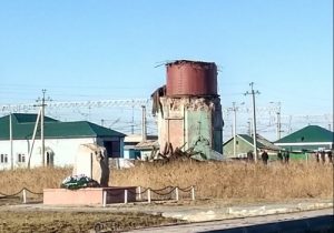 Стариная водонапорная башня рухнула в Новосибирской области