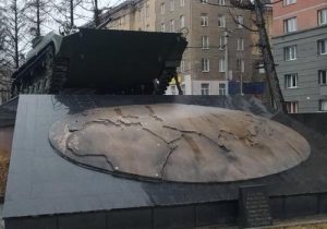 Вандалы развернули памятник БМП‍ в Новосибирске