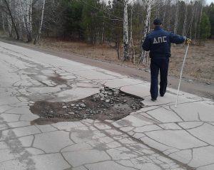 Разбитую дорогу между поселками Новым и Светлым в Бердске отремонтируют по суду