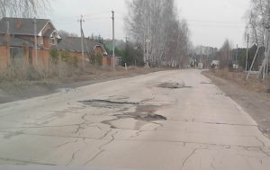 Разбитую дорогу между поселками Новым и Светлым в Бердске отремонтируют по суду