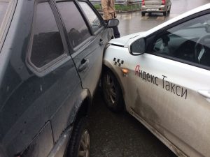В центре Новосибирска массовое ДТП - столкнулись три автомобиля