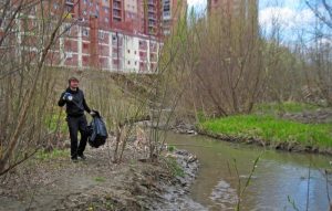 Новосибирцы устроили субботник на берегу реки Ельцовка-1