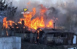 В микрорайоне Горский в Новосибирске 1 мая сгорел частный дом