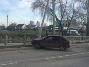 "Пьяное" ДТП в Бердске: компания на «девятке» протаранила забор и убежала