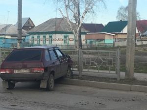 "Пьяное" ДТП в Бердске: компания на «девятке» протаранила забор и убежала