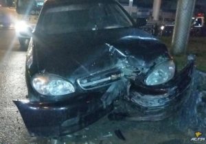 Автомобилист на «Шевроле» в Новосибирске разбился о дорожное ограждение и сбежал