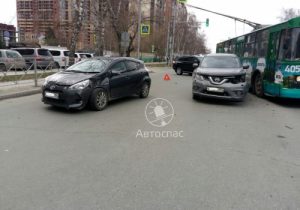 Toyota сбила девушку и протаранила два автомобиля на улице Дуси Ковальчук