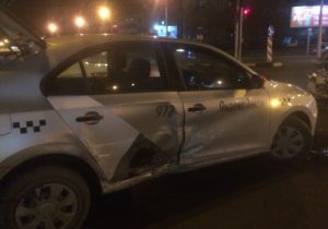 Ночные ДТП в Новосибирске: столкнулись три машины такси