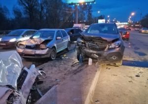 Угонщик на «Приоре» устроил в Новосибирске‍ ДТП из четырех машин