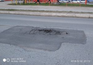 Через четыре дня после ремонта появилась яма на улице Дукача
