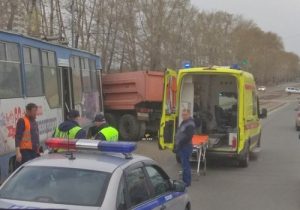 В Новосибирске женщина пострадала в ДТП КамАЗа и трамвая, сошедшего с рельс