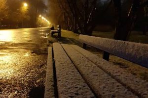 Снег в Новосибирске: горожане лепят снеговиков-маевиков
