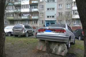 Водитель из Новосибирска показал во дворе "Парковку 90-го левела"
