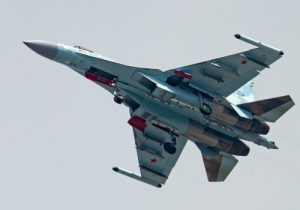 В небе над Новосибирском пролетели три самолета Су-35 с иконами Архангела Михаила