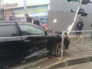 В Новосибирске Toyota Camry протаранила светофор, трое в больнице