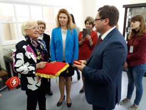 Новосибирский музей аптечного дела получил награду из рук Мишель Буарон