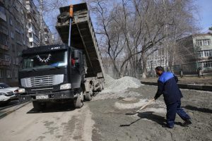 Мэр Новосибирска проверил ремонты дворов на ул. Бориса Богаткова