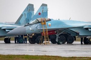 В небе над Новосибирском пролетели три самолета Су-35 с иконами Архангела Михаила