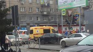 В Новосибирске Toyota Camry протаранила светофор, трое в больнице