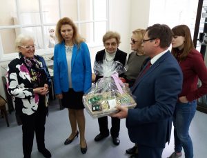 Новосибирский музей аптечного дела получил награду из рук Мишель Буарон