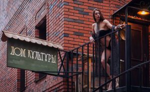 Жители Новосибирска увидели на улицах девушку в бикини с идеальным телом