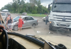 В Новосибирске столкнулись седан и грузовик Howo‍