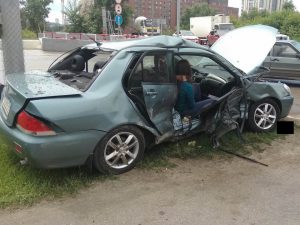 ДТП в Новосибирске: столкнулись пикап Nissan и седан Mitsubishi‍