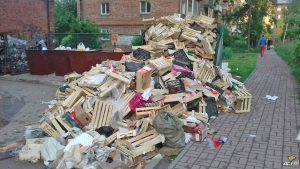 Громадная куча мусора выросла возле жилого дома на Ватутина в Новосибирске