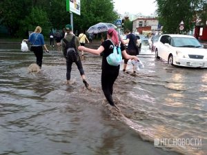 Улицы Новосибирска затопило после сильного ливня