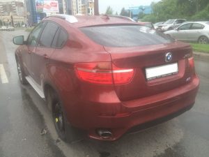 В Новосибирске на Жуковского отлетевшее от BMW колесо повредило машину