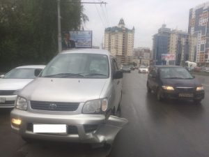 В Новосибирске на Жуковского отлетевшее от BMW колесо повредило машину
